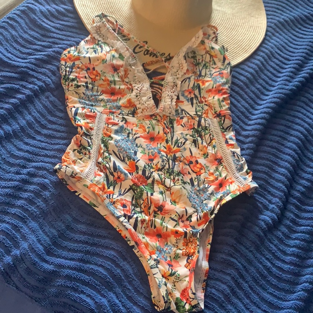 One pc Lucky Brand bathing suit.
